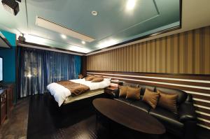 - une chambre avec un lit et un canapé dans l'établissement Hotel Water Gate Nagoya - Love Hotel for couple -, à Nagoya