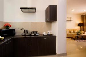 Kuchyň nebo kuchyňský kout v ubytování Golden Tulip Bhiwadi