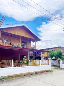 een huis met een wit hek ervoor bij Le Moon Hotel in Chiang Khan +62 foto's