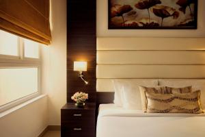 Postel nebo postele na pokoji v ubytování Golden Tulip Bhiwadi