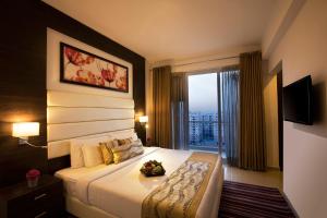 Postel nebo postele na pokoji v ubytování Golden Tulip Bhiwadi