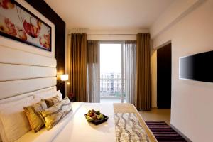 Postel nebo postele na pokoji v ubytování Golden Tulip Bhiwadi