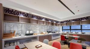 ein Restaurant mit Tischen und Stühlen in einem Raum in der Unterkunft Borrman Hotel Nanning Wuming Center in Wuming