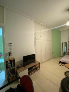 ein Wohnzimmer mit einem Flachbildfernseher an der Wand in der Unterkunft Sroom in Kardítsa