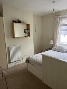 En eller flere senge i et værelse på Charming cottage in Wells with easy parking