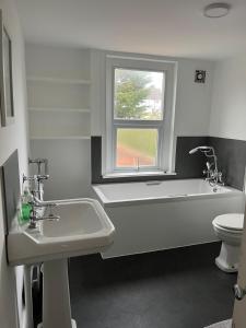 Et badeværelse på Charming cottage in Wells with easy parking