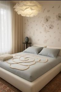 Un dormitorio con una gran cama blanca con un diseño de flores. en ALE HOME, en Pescara