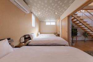 En eller flere senge i et værelse på NARUIRO Kanazawa