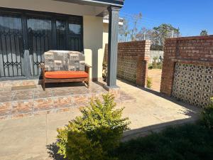 einen Stuhl vor einem Haus in der Unterkunft Hatfield staylax Manor 1 in Harare + 49 Fotos