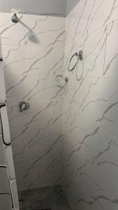 Un baño con ducha de mármol con ducha. en Hatfield staylax Manor 1, en Harare