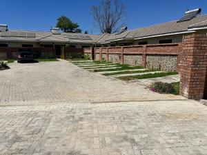 una entrada de ladrillo frente a una casa en Hatfield staylax Manor 1, en Harare