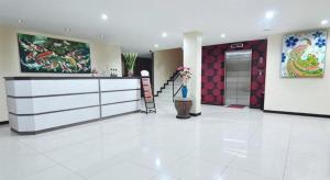 勒吉安The Aroma's of Bali Hotel & Residence的一间带白色瓷砖地板的大房间 更多91张照片