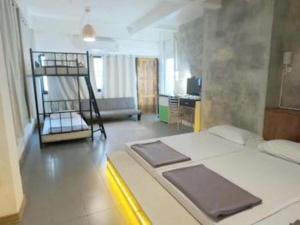 um quarto com uma cama e uma escada em Chinawat Hotel em Sukhothai