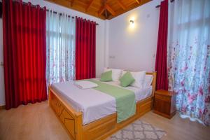 Lakeside Villa : غرفة نوم بسرير مع ستائر حمراء