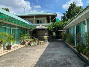 una casa con una entrada para autos en frente de ella en Kacha Resort, en Ban Bang Phun