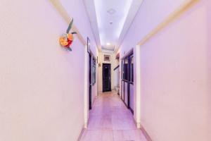a corridor of a hallway with a corridorngthngthngthngthngthngthngthngth at Hotel O Durgapuri Metro Station Lucknow Formerly Pal Awadh in Bādshāhnagar