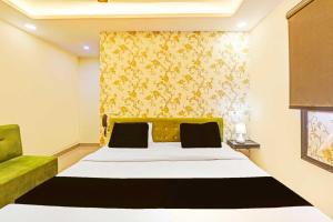 Un pat sau paturi într-o cameră la Hotel O Dashashwamedh Ghat Varanasi