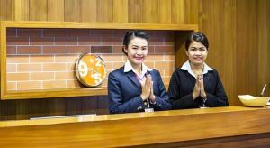 乌隆他尼B2 Udon Thani Boutique and Budget Hotel的两个女人手握桌子