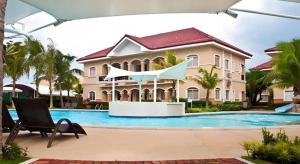 奥隆阿波Moonbay Marina the Villas的一栋房子前面有游泳池的别墅