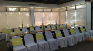 奥隆阿波Moonbay Marina the Villas的一间设有白色和黄色椅子及窗户的客房 更多91张照片