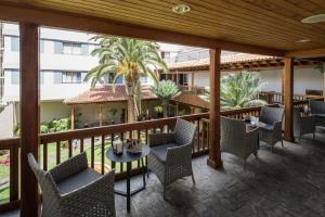 un balcon avec des chaises et des tables ainsi qu'un bâtiment dans l'établissement Catalonia Las Vegas - Adults Only, à Puerto de la Cruz 37 autres photos