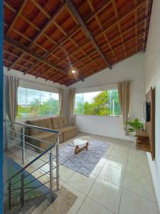 塞古罗港Casa Vista Atlântica的客厅里有一张沙发和一张桌子。