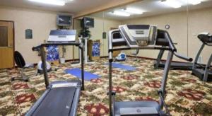 um quarto com um ginásio com uma passadeira e um tapete em Holiday Inn Express Munising-Lakeview Hotel By IHG em Munising
