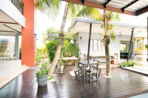 Ban công/sân hiên tại OYO 732 Juthamas Hotel