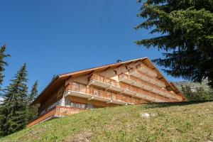 un edificio en la cima de una colina en Résidence Pierre & Vacances Le Golf, en Méribel