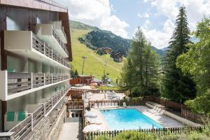 - une vue sur un hôtel avec une piscine dans l'établissement Résidence Pierre & Vacances Les Bleuets, à Méribel