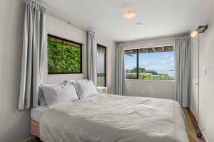 Ένα ή περισσότερα κρεβάτια σε δωμάτιο στο Panui Views - Snells Beach Holiday Home