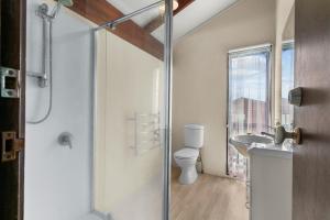 Ένα μπάνιο στο Panui Views - Snells Beach Holiday Home +18 φωτογραφίες