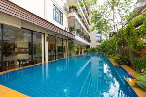 a swimming pool in the middle of a building at Chiang Mai Waroros Boutique Hotel in Chiang Mai