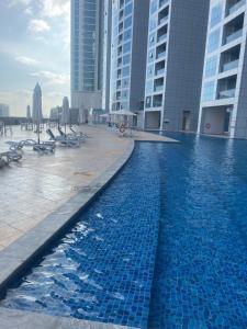 una piscina en una ciudad con edificios altos en Luxurious Beachfront Modern Ocean View, en Ajman
