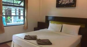 um quarto com uma grande cama branca e uma janela em Lucky Mother Bungalow em Chaweng Noi Beach mais 106 fotografias