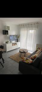 TV/trung tâm giải trí tại RENT T2 in quiet 2 private parking spaces