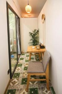 a small room with a table and a chair at Green Oasis Hotel in Phường Sáu