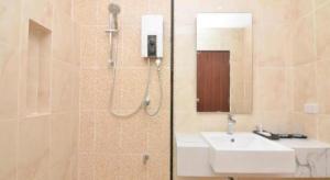 um banheiro com pia e chuveiro em Boondara Boutique Hotel em Nakhon Phanom