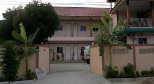 Ban Tao ThanWattana Hill Resort的一栋前面有停车场的建筑物