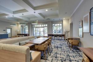 ein Wartezimmer mit Tischen, Sofas und Fenstern in der Unterkunft Homewood Suites by Hilton Charleston - Mount Pleasant in Charleston