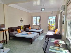 Ένα ή περισσότερα κρεβάτια σε δωμάτιο στο Happy's Homestay