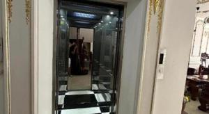 um espelho em um corredor com uma mulher em uma sala em Phi Mai Hotel em Ấp Vĩnh Tây (2)