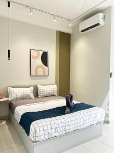 Ένα ή περισσότερα κρεβάτια σε δωμάτιο στο Netizen Soho 2pax MRT Cheras Wi-Fi VsHome