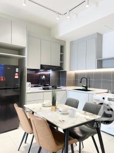 Η κουζίνα ή μικρή κουζίνα στο Netizen Soho 2pax MRT Cheras Wi-Fi VsHome