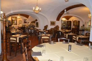 Al Castello Affittacamere tesisinde bir restoran veya yemek mekanı