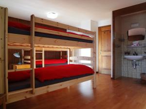 a bedroom with two bunk beds and a sink at MAP Verbier-Village in Verbier
