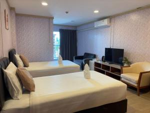 TV a/nebo společenská místnost v ubytování OYO 75446 Travis Inthamara 49