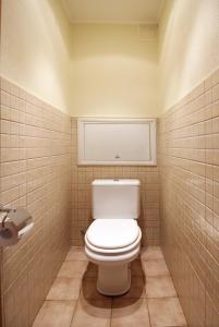 モスクワにあるApartments on Ukrainskiy bul 8のタイル張りの客室で、バスルーム(白いトイレ付)が備わります。