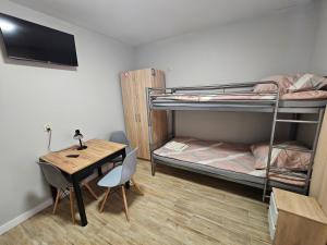 Giường trong phòng chung tại Pokoje do wynajęcia- tanie noclegi, blisko TARGI KIELCE, Jaworznia 160