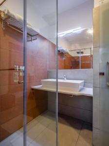 un baño con lavabo y espejo en Over The Hill, en Pūvār 55 fotos más